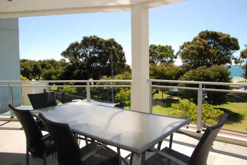 Spinnakers By Rockingham Apartments Bagian luar foto