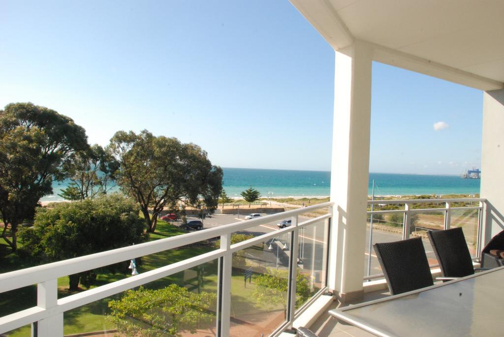 Spinnakers By Rockingham Apartments Bagian luar foto