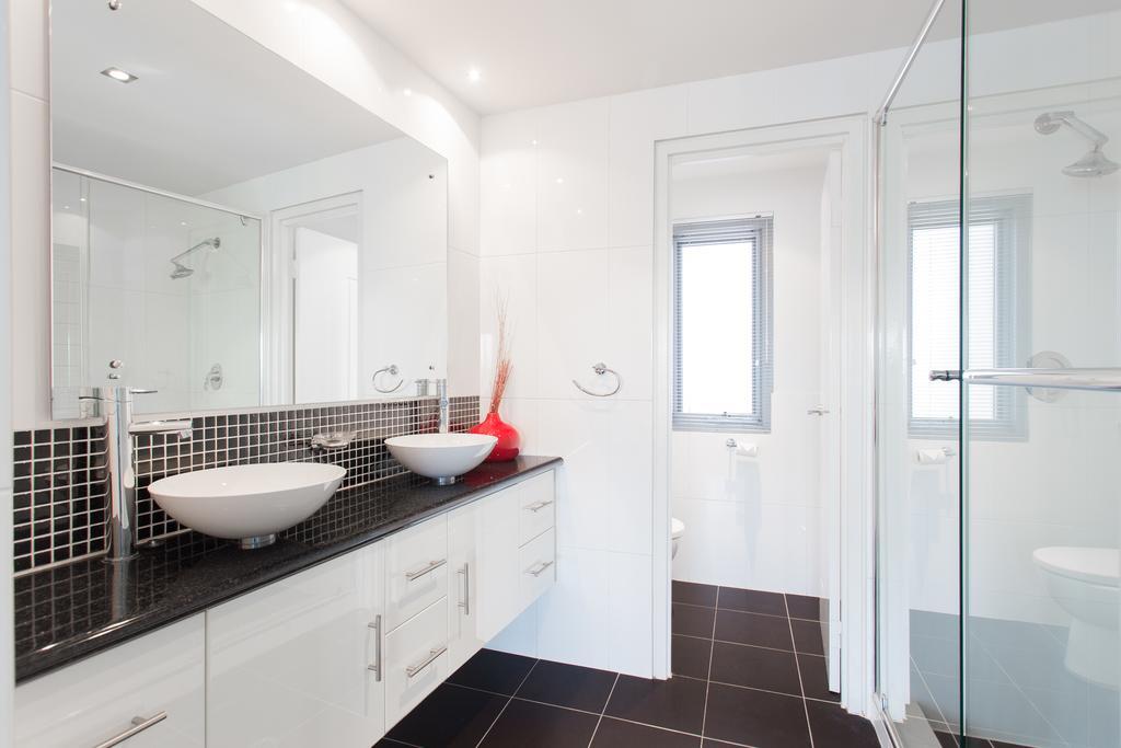Spinnakers By Rockingham Apartments Bagian luar foto