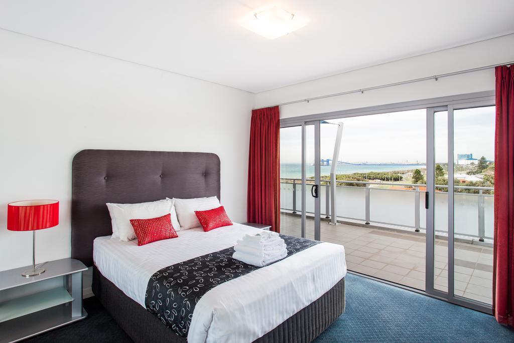 Spinnakers By Rockingham Apartments Bagian luar foto