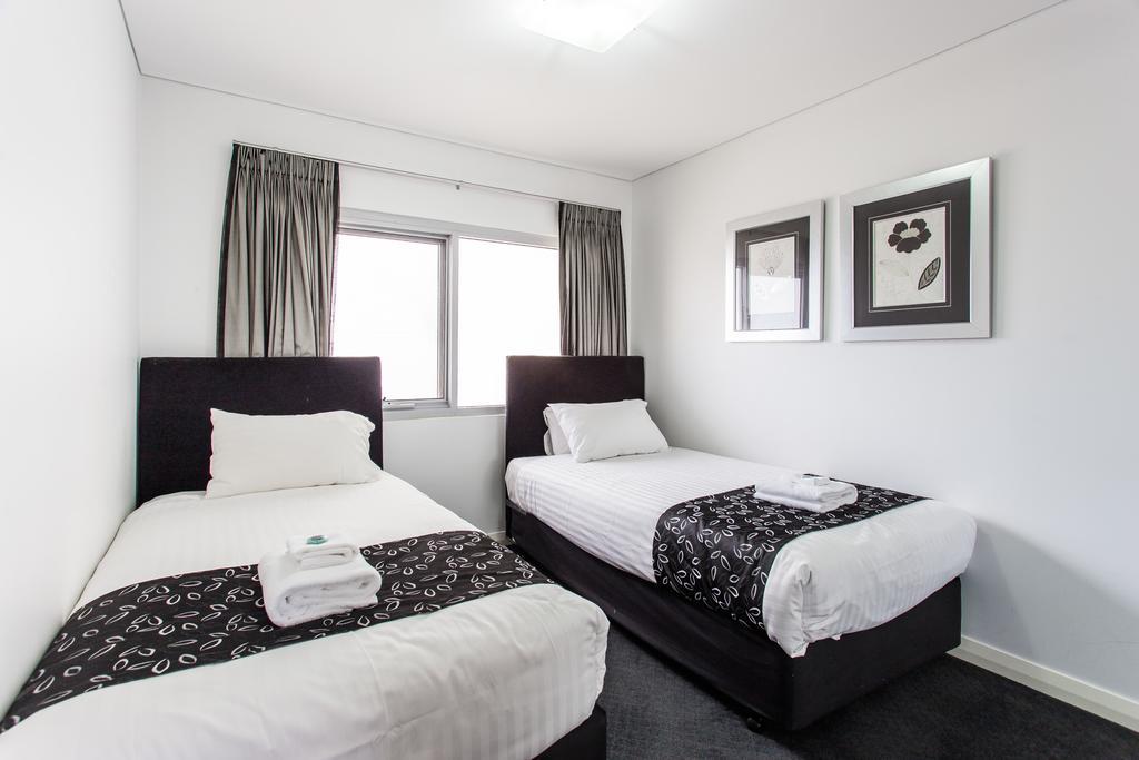 Spinnakers By Rockingham Apartments Bagian luar foto