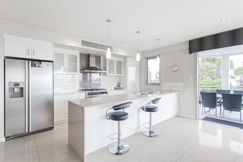 Spinnakers By Rockingham Apartments Bagian luar foto