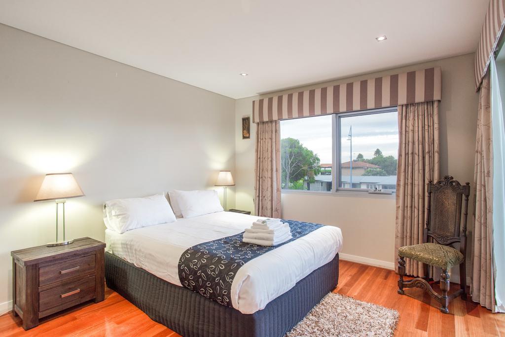Spinnakers By Rockingham Apartments Bagian luar foto