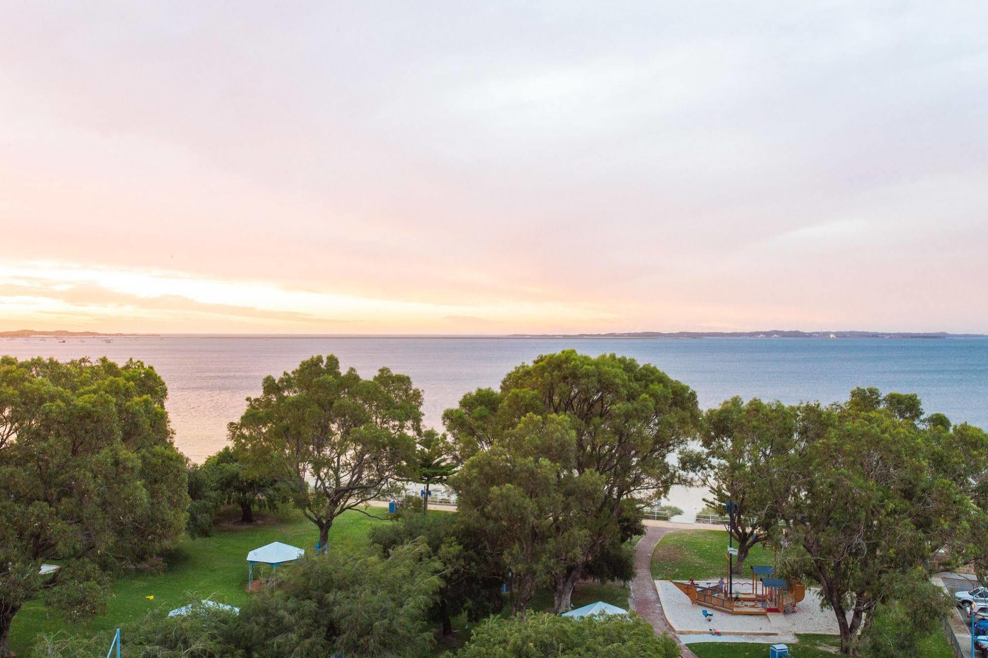 Spinnakers By Rockingham Apartments Bagian luar foto