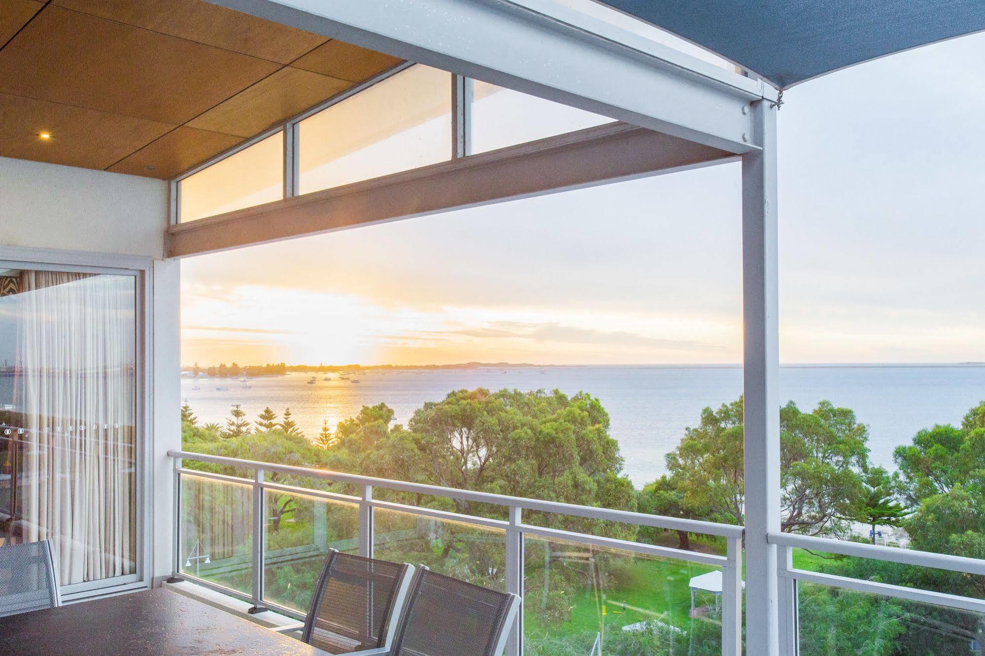 Spinnakers By Rockingham Apartments Bagian luar foto