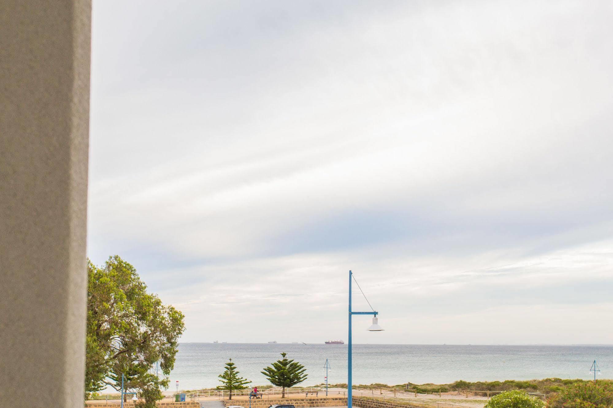 Spinnakers By Rockingham Apartments Bagian luar foto