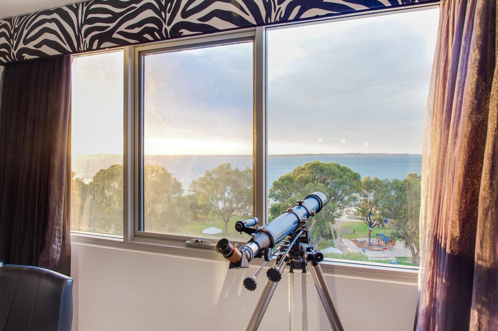 Spinnakers By Rockingham Apartments Bagian luar foto