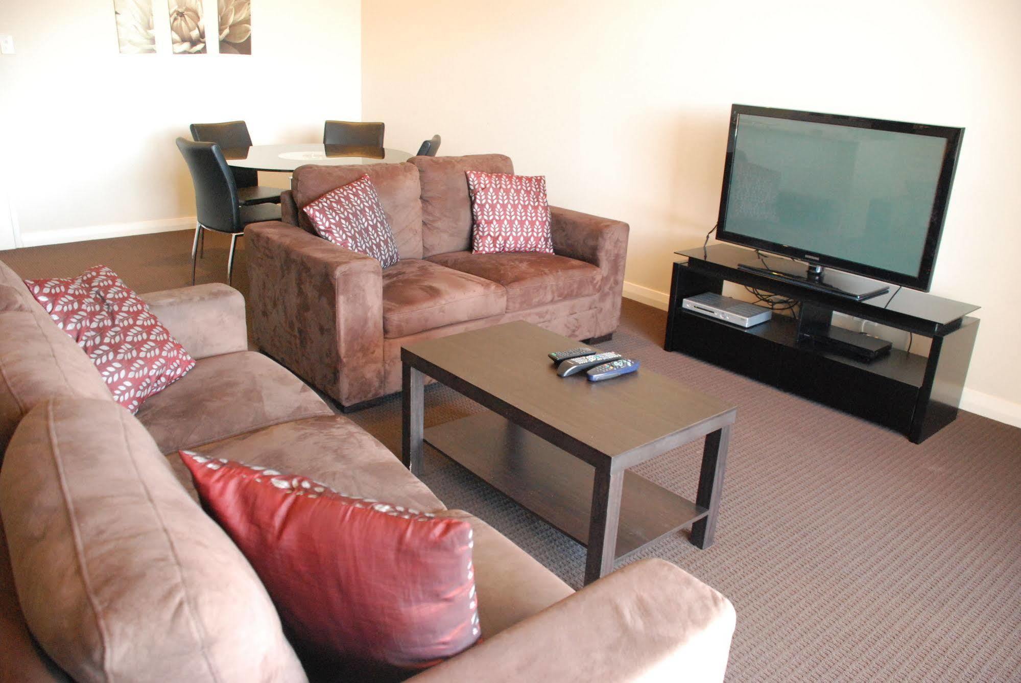 Spinnakers By Rockingham Apartments Bagian luar foto