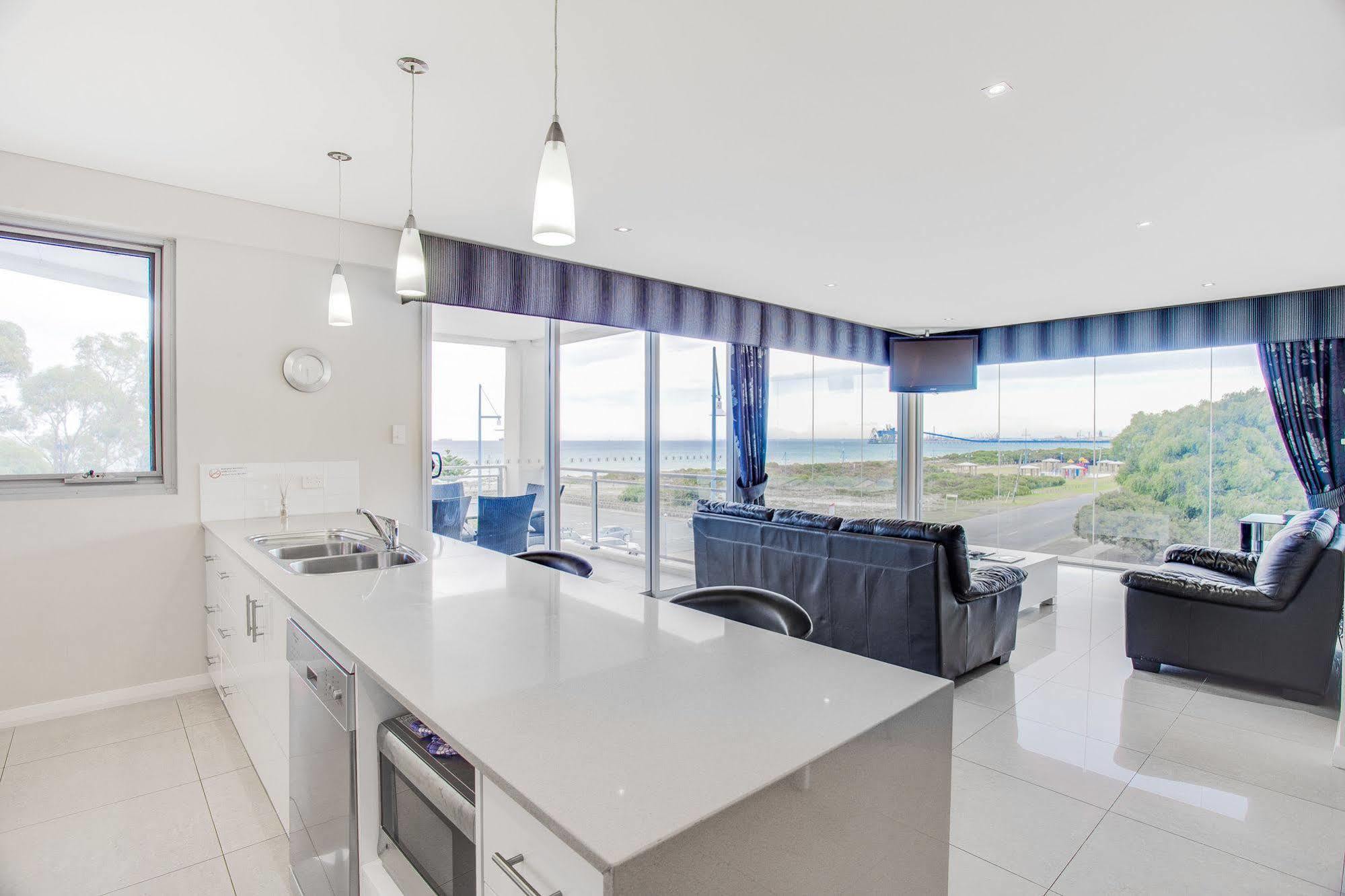 Spinnakers By Rockingham Apartments Bagian luar foto