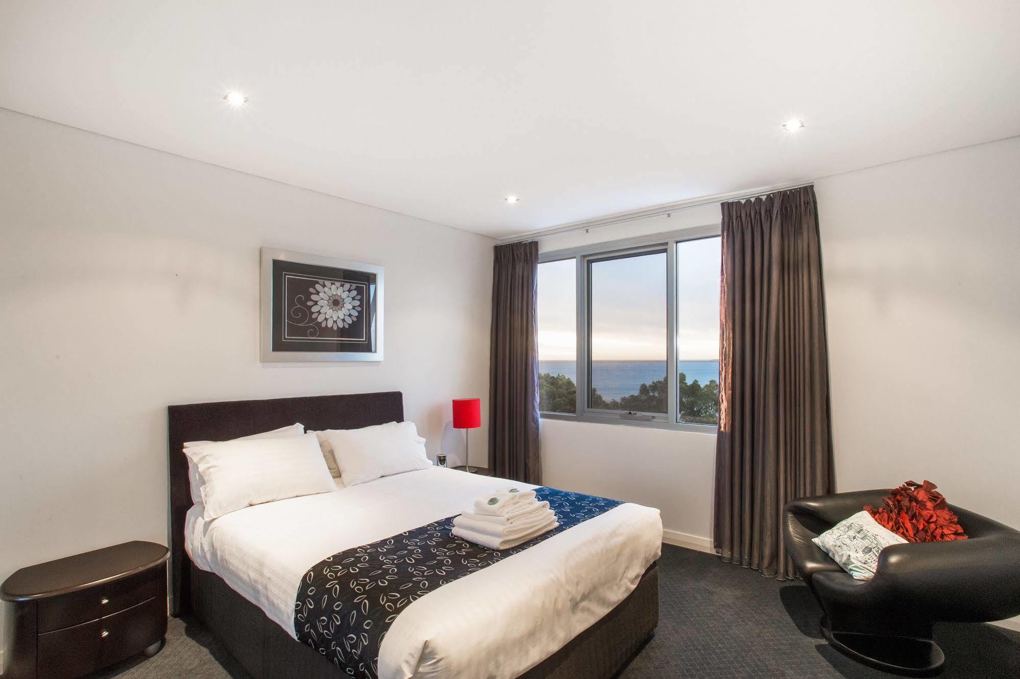 Spinnakers By Rockingham Apartments Bagian luar foto