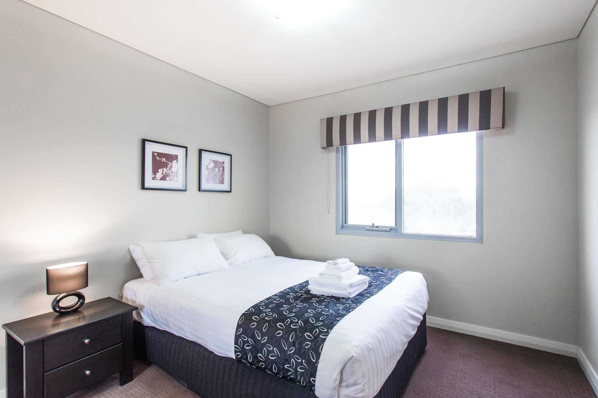 Spinnakers By Rockingham Apartments Bagian luar foto