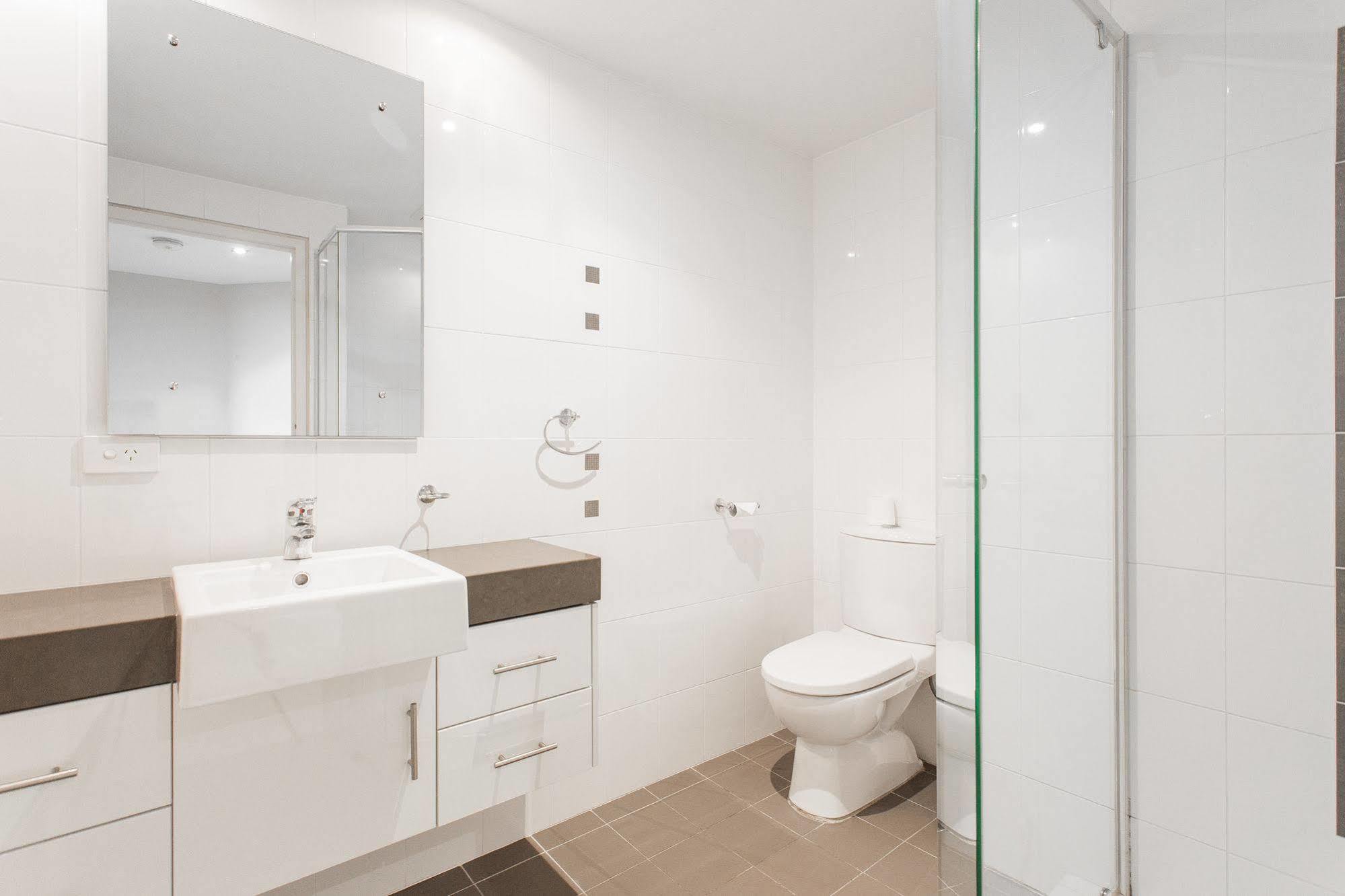 Spinnakers By Rockingham Apartments Bagian luar foto