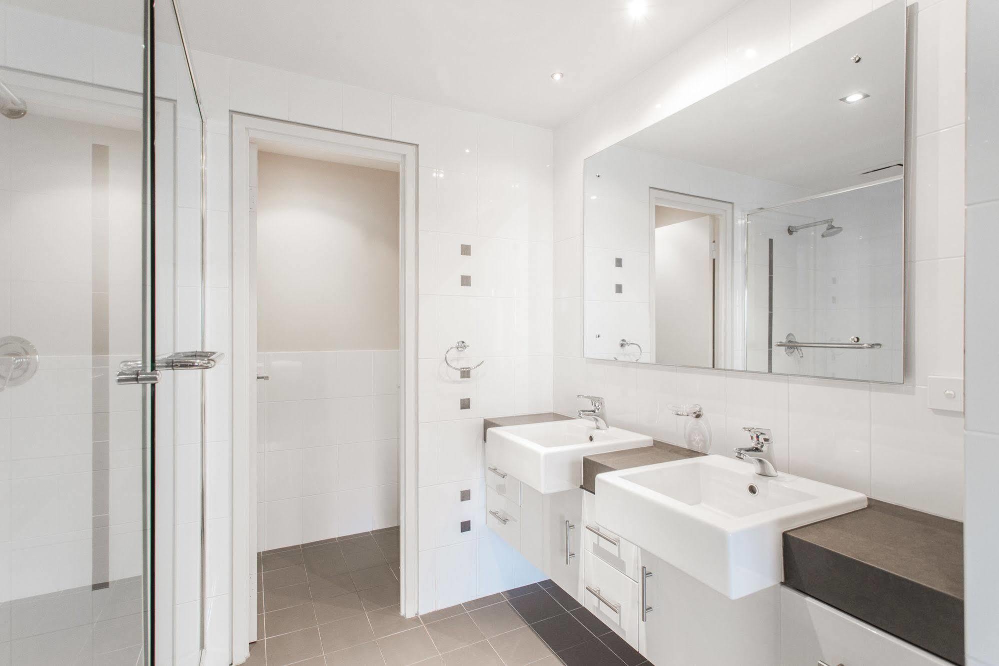 Spinnakers By Rockingham Apartments Bagian luar foto