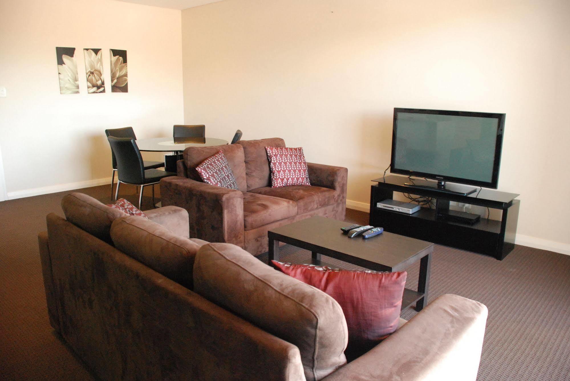 Spinnakers By Rockingham Apartments Bagian luar foto