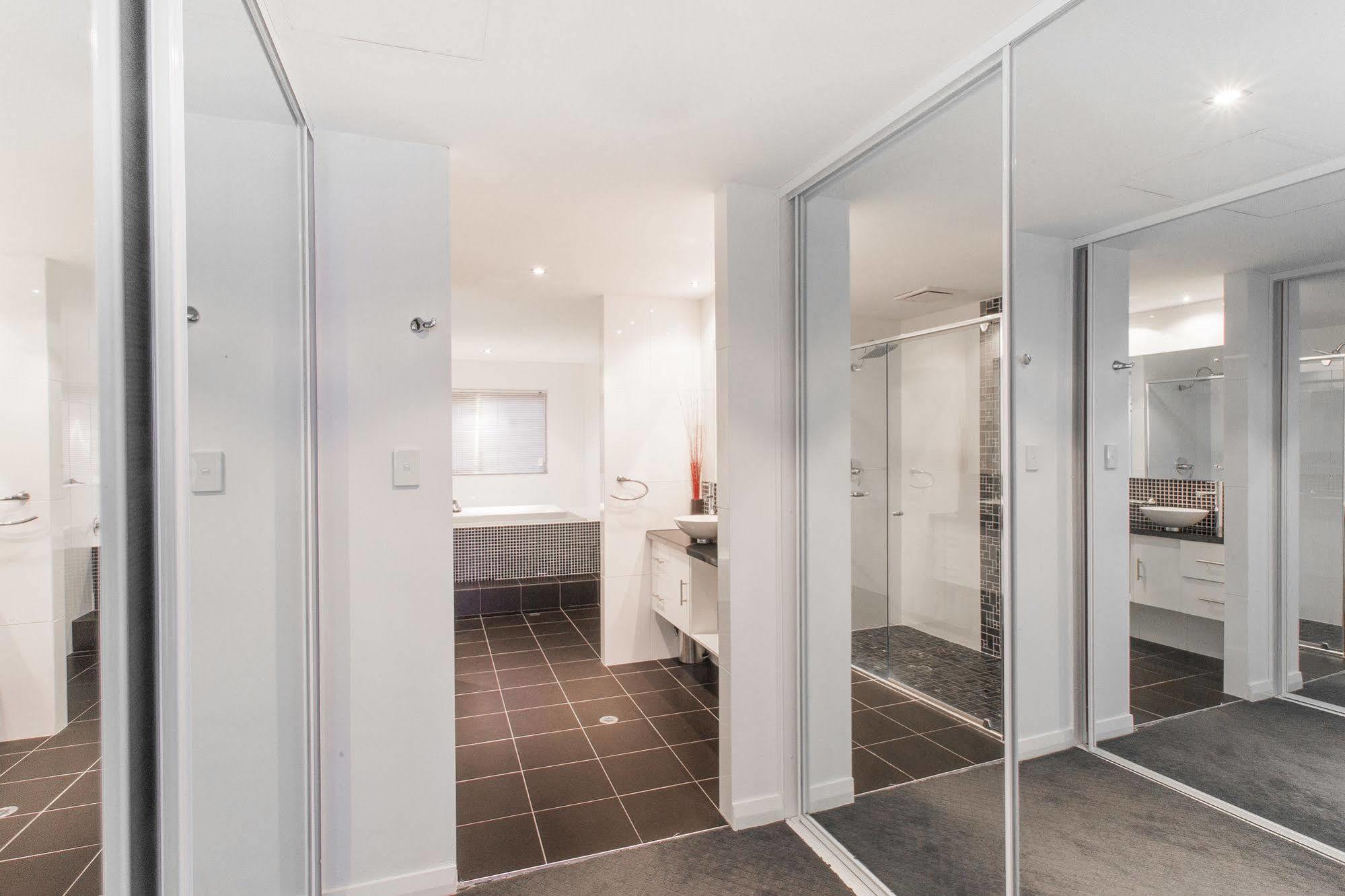 Spinnakers By Rockingham Apartments Bagian luar foto