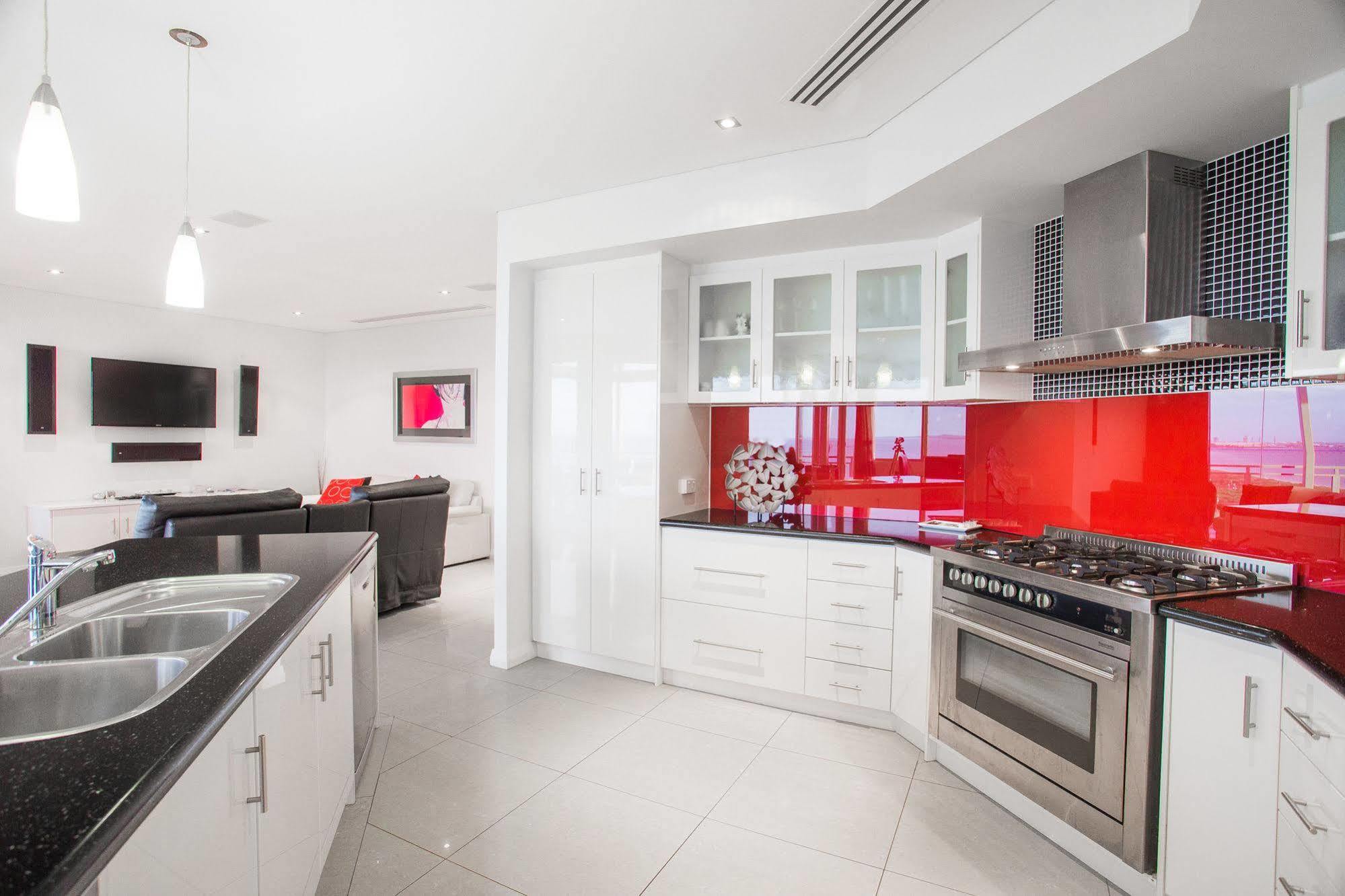 Spinnakers By Rockingham Apartments Bagian luar foto