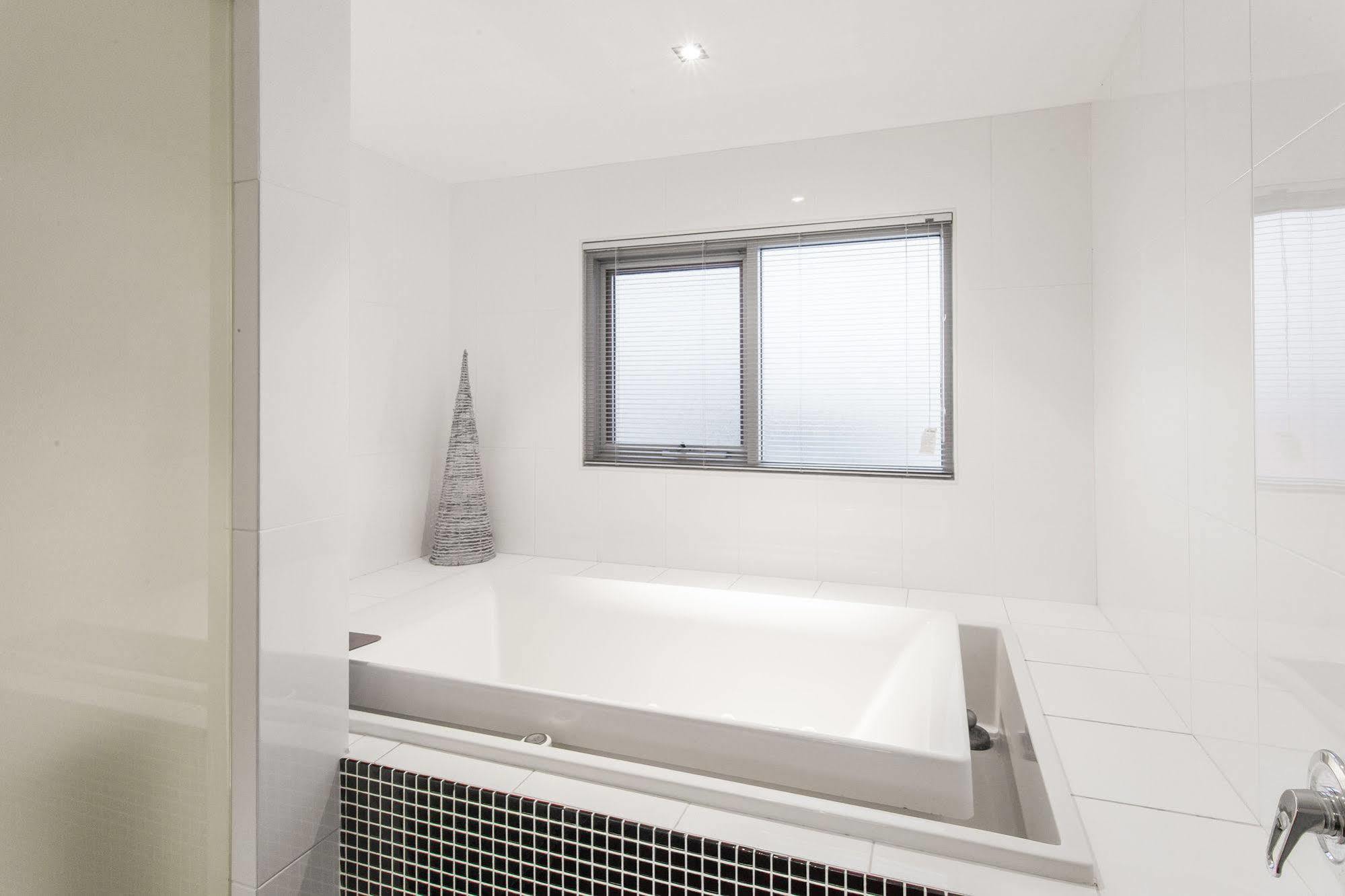Spinnakers By Rockingham Apartments Bagian luar foto