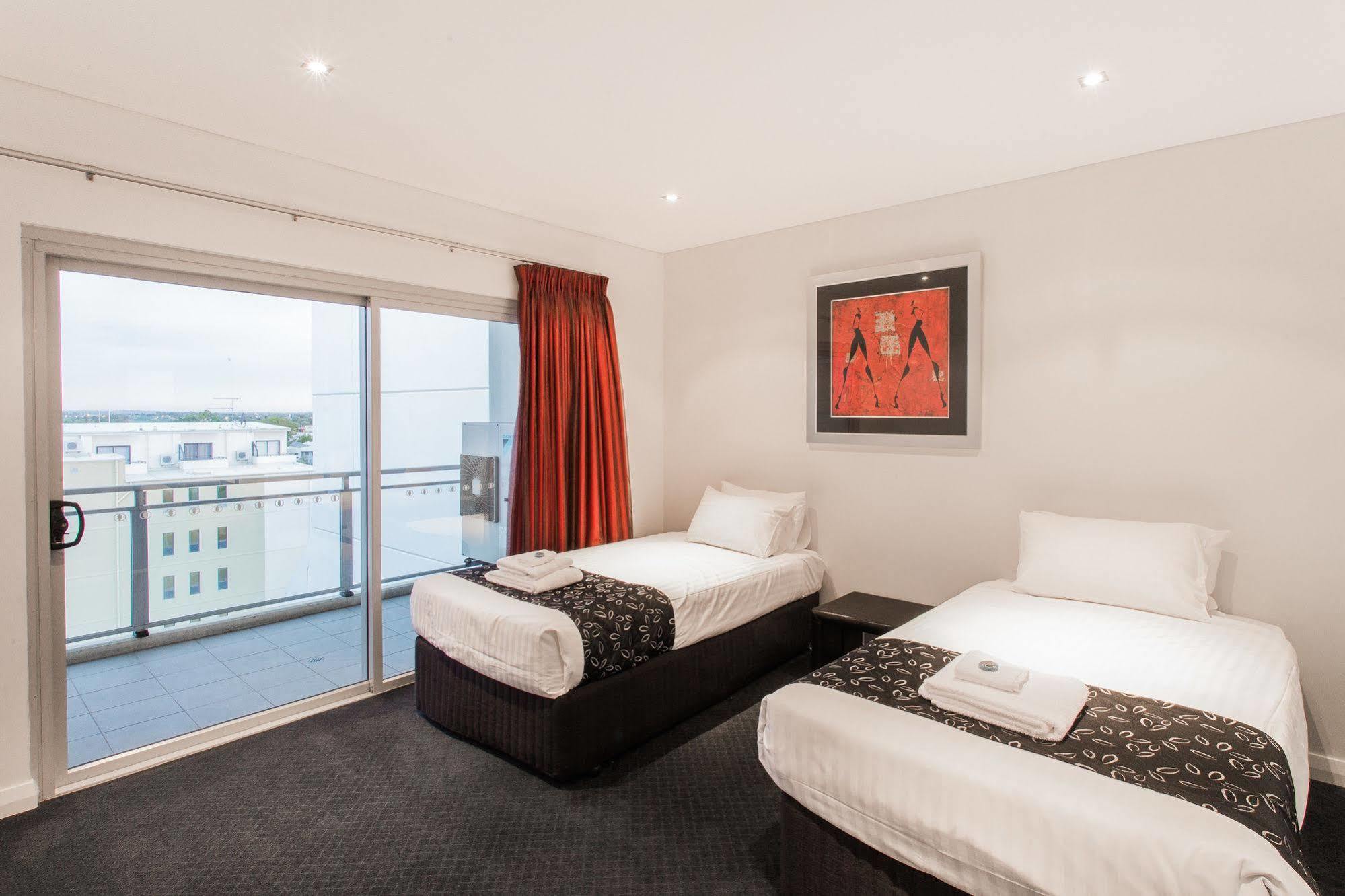 Spinnakers By Rockingham Apartments Bagian luar foto